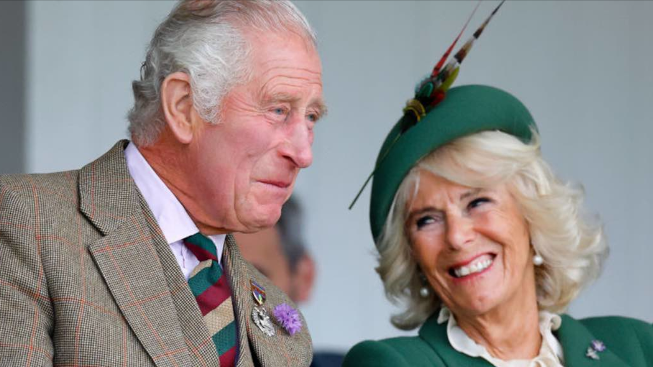 Apunta de huevo atacaron al rey Carlos III y a su esposa, en nombre de los esclavos