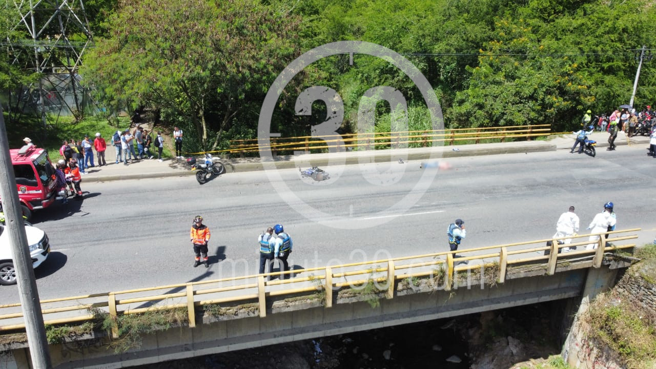 [Video] Un adulto mayor iba a cruzar la autopista norte y una moto lo atropelló