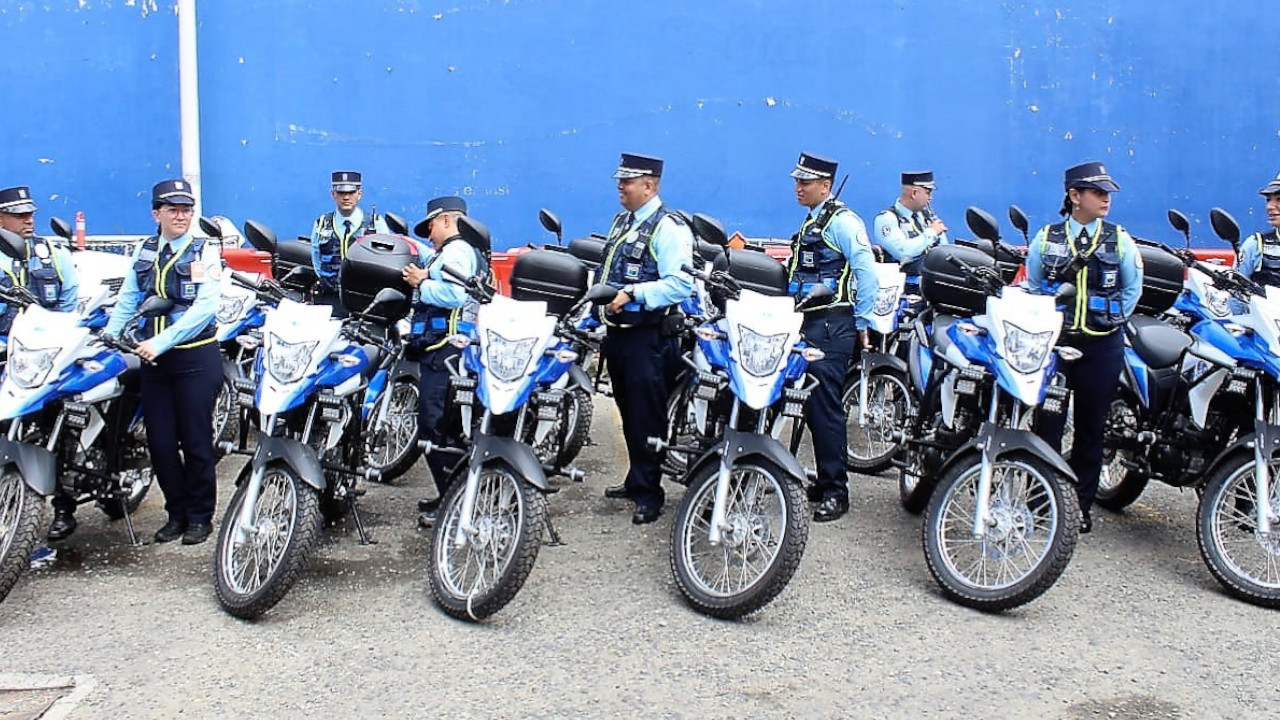 Les entregaron motos nuevas a los gentes de tránsito de Bello