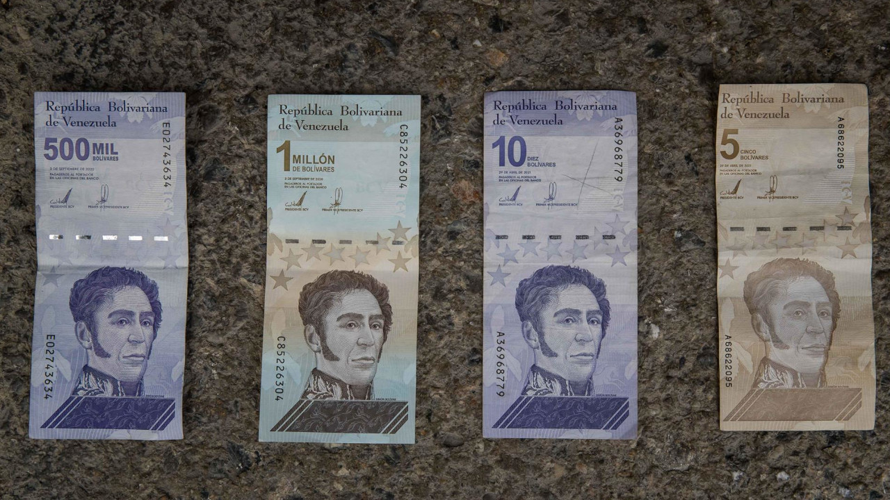 La moneda venezolana se devalúa un 16 % frente al dólar en un mes