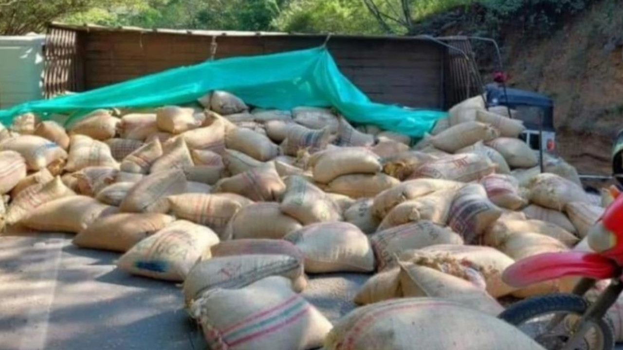 Camión cargado de café se volcó en Santa Fe de Antioquia: una persona resultó herida