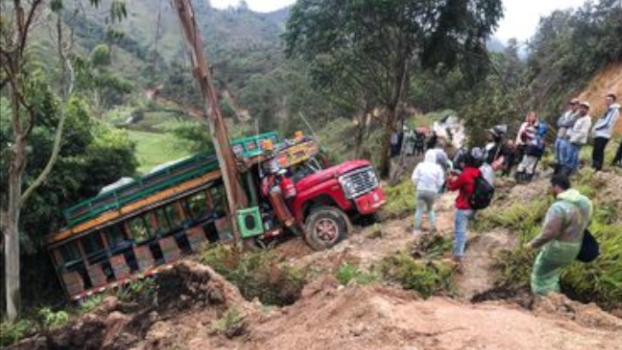 Derrumbe en la vía Concepción San Vicente Ferrer hizo pasar un susto a personas en Chiva