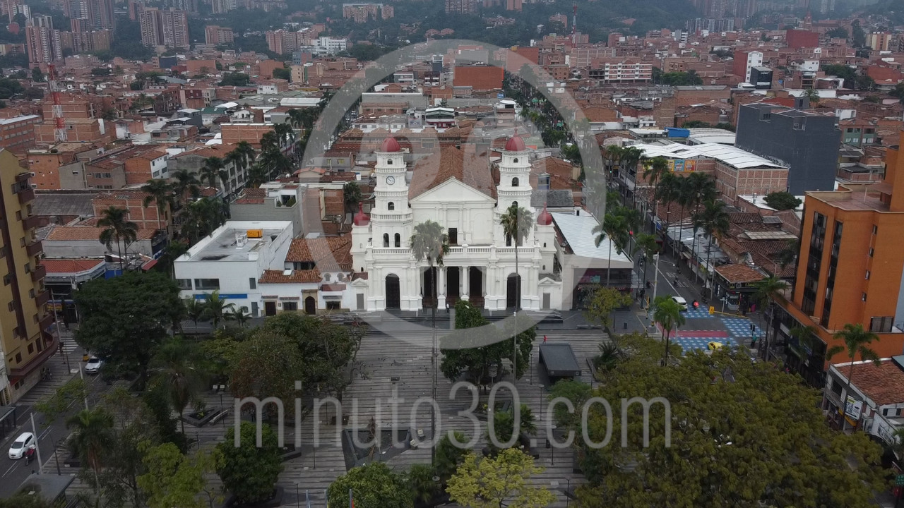 Policías se enfrentaron a bala con dos sujetos que estaban robando a una mujer en Envigado