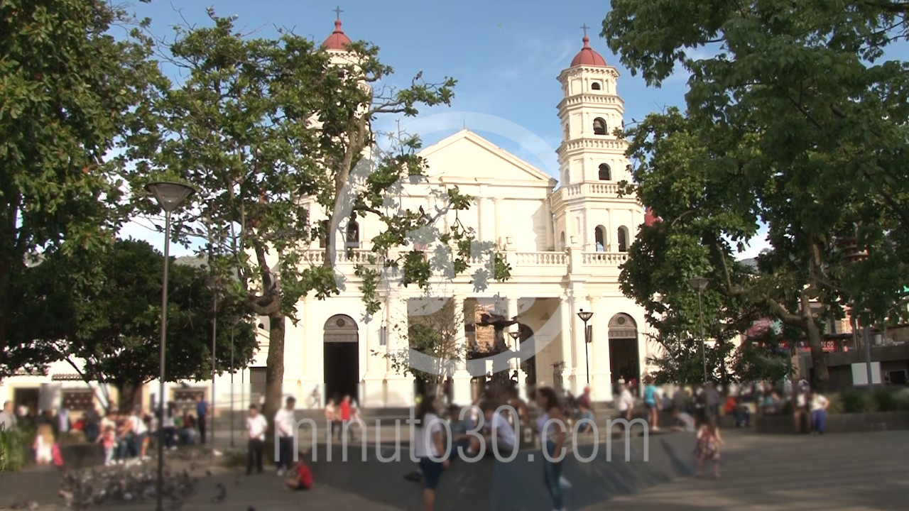 ¡Pilas! Cierre total en vía de Envigado por derrumbes
