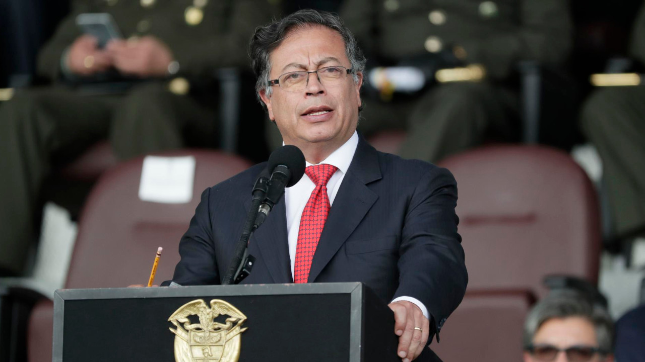 Ni un peso de la reforma para aviones de combate: Petro