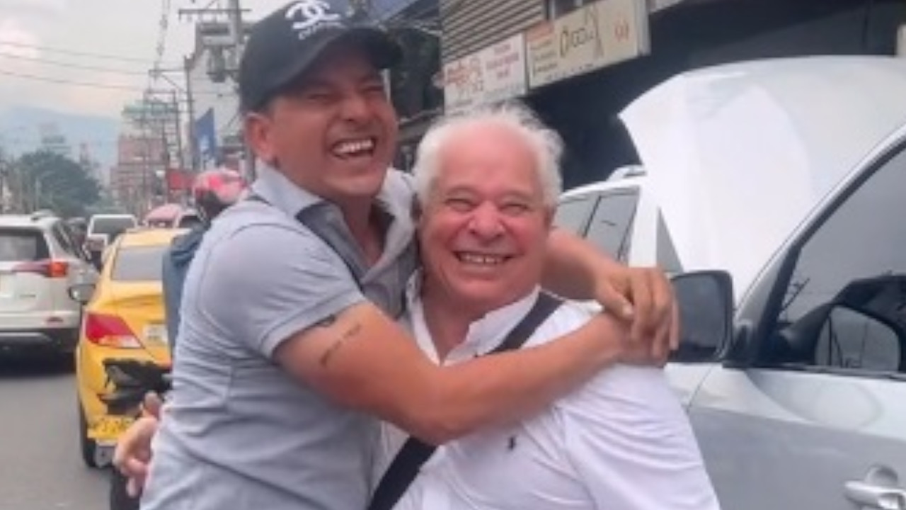 Hizo broma de rencuentro con su padre perdido y puso a llorar a más de uno