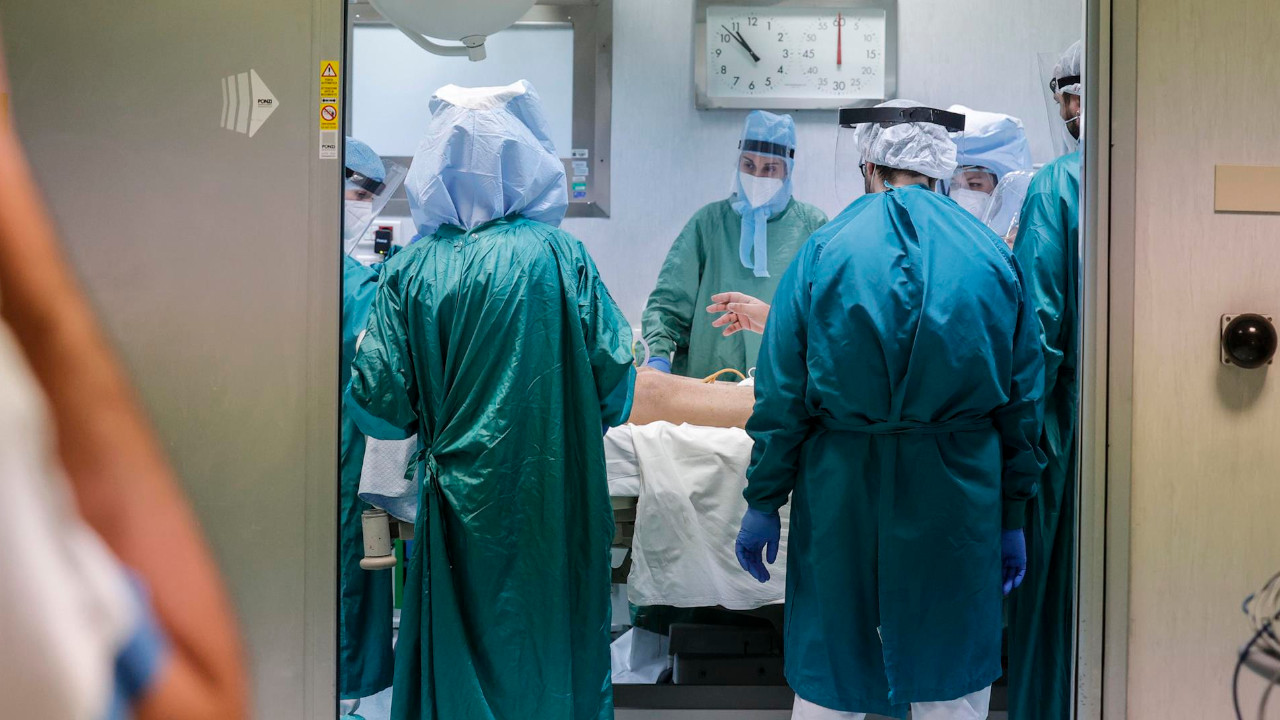 En la imagen de archivo, sanitarios en una Unidad de Cuidados Intensivos habilitada para pacientes de covid de Roma. EFE/EPA/GIUSEPPE LAMI