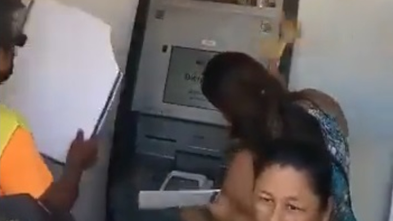 Le echan aire al cajero automático para que les siga dando plata