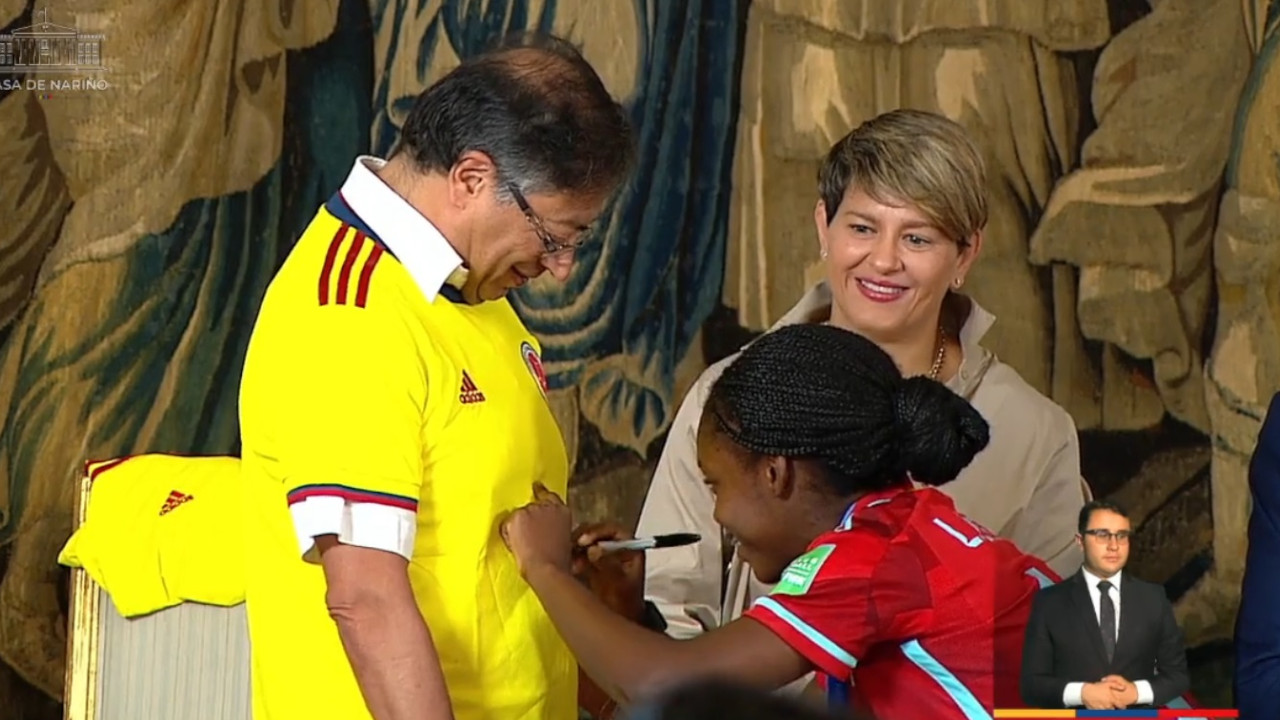 Linda Caicedo le firmó la camiseta a Gustavo Petro