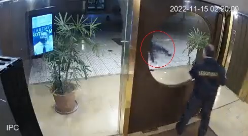 Lo robaron en la puerta de su edificio y los vigilantes solo miraron