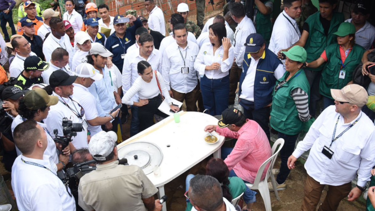 Petro se va de ‘paseo de olla’ a Magangué 2 Petro participó de la olla comunitaria en Bolívar