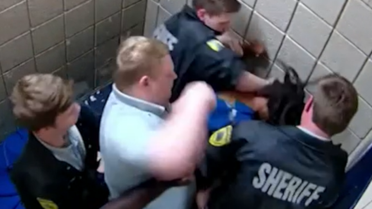 Policías penitenciaros le dieron brutal golpiza a un hombre negro en Georgia EEUU