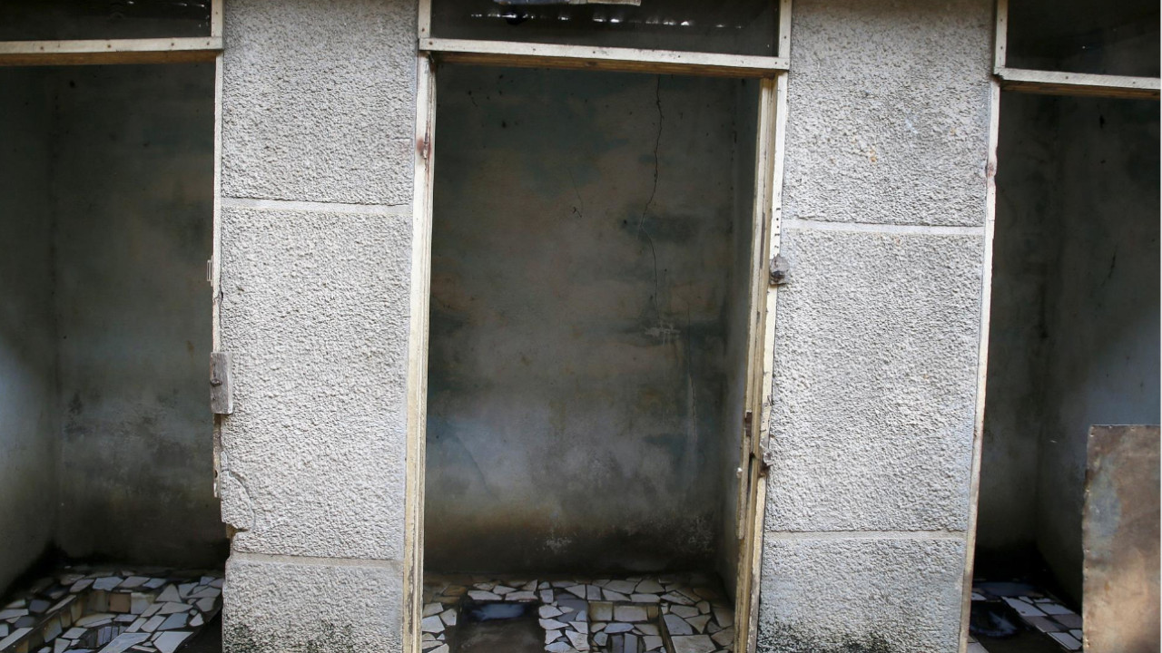 Un servicio público en una escuela con un cartel que dice 'baños de niñas' en el barrio de Adjame de Abiyán, en Costa de Marfil, en una imagen de 2021. EFE/EPA/LEGNAN KOULA