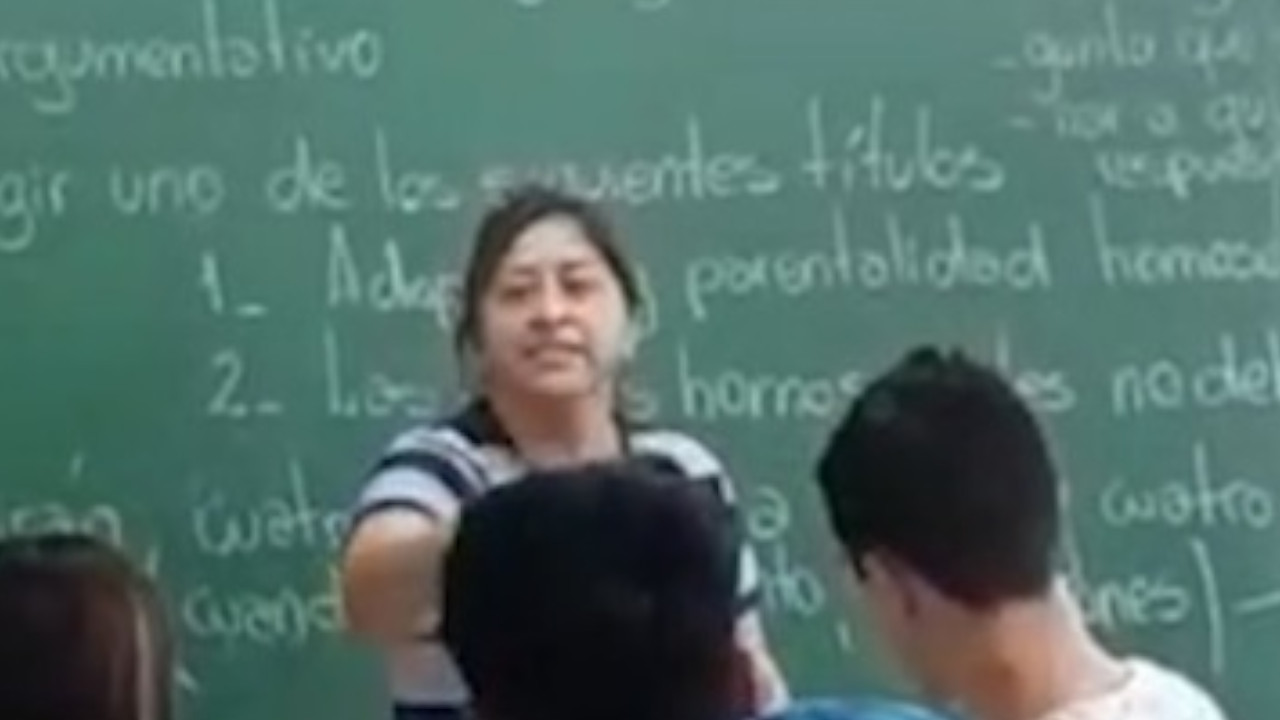 Señora llegó al salón y agarró a golpes al que le hacía bullying a su hijo