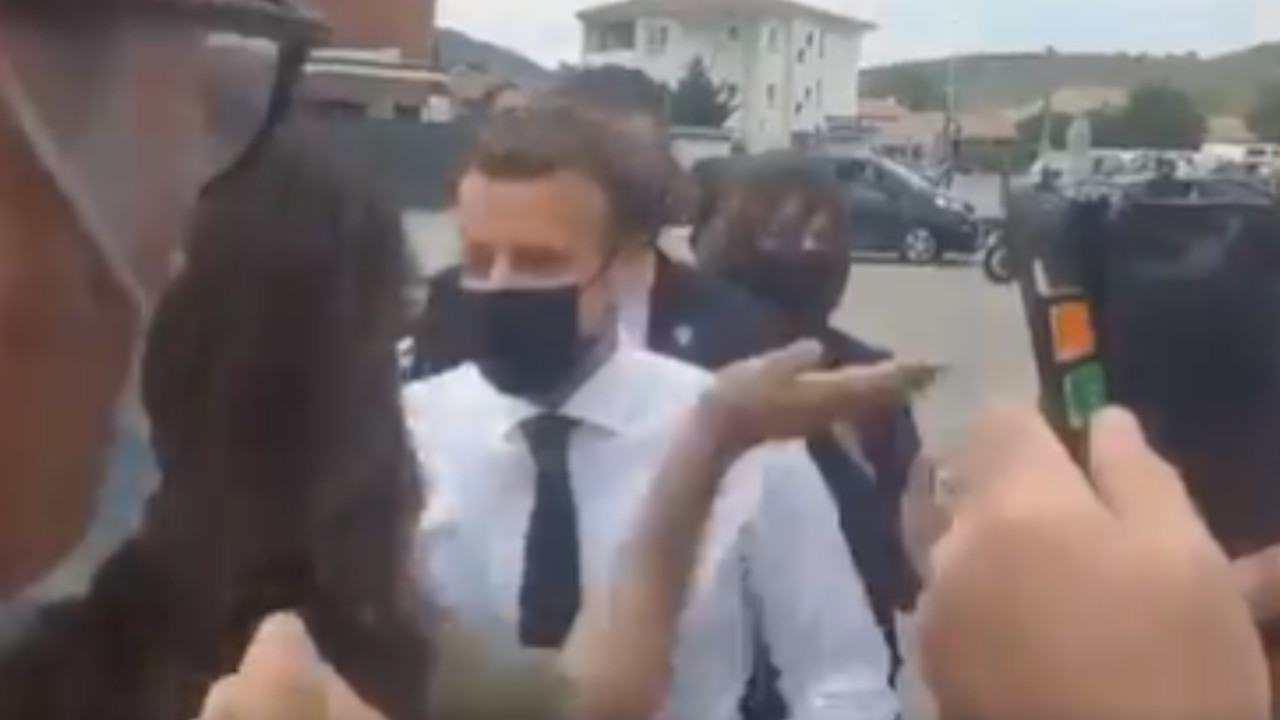 Mujer cachetea al presidente de Francia en plena calle