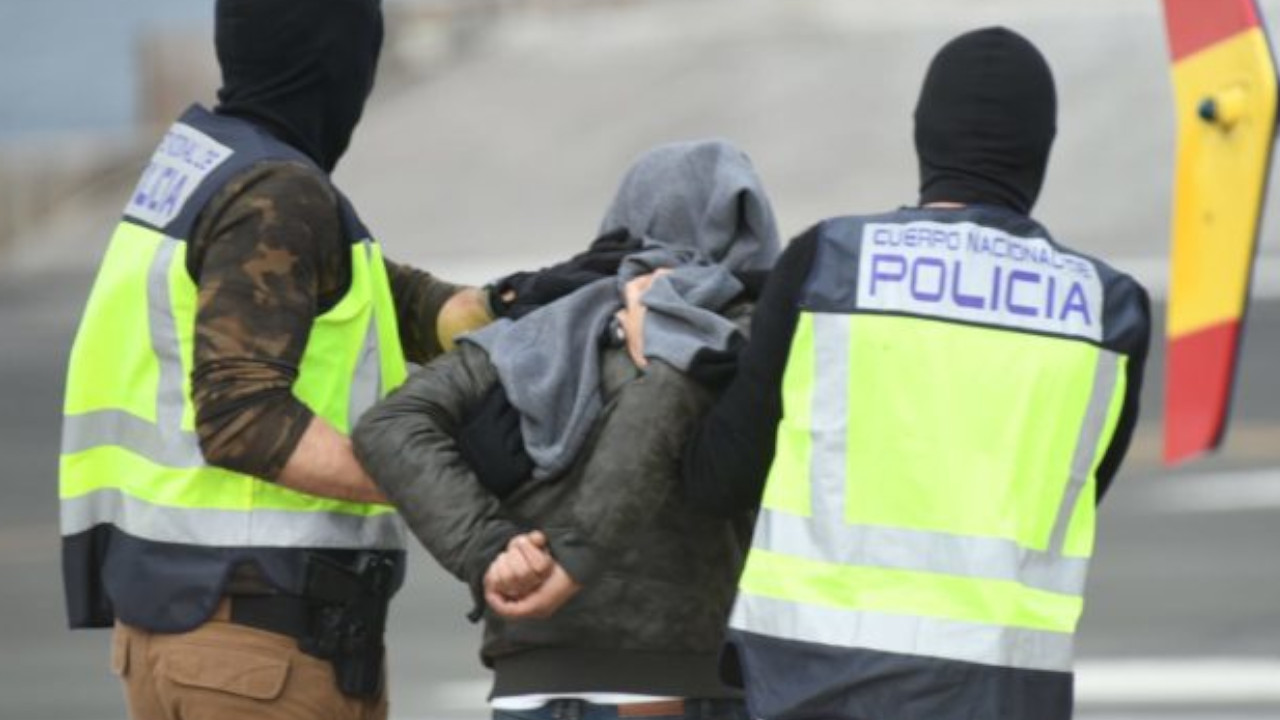 Descubren a colombiano grabando partes íntimas de un niño en playas de España
