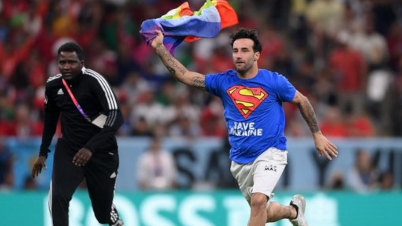Portugal vs Uruguay: Un hincha saltó al campo de juego con bandera LGBTIQ+