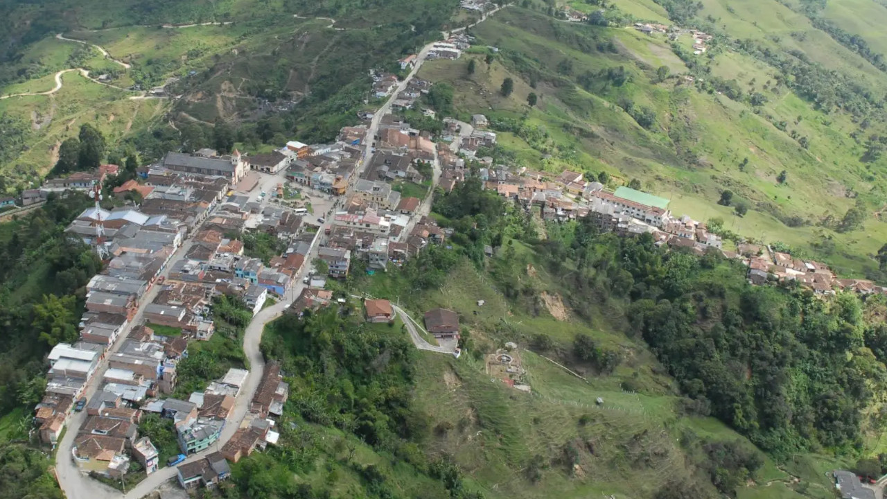 Mujer fallece tras lanzarse a quebrada La Clara en Angelópolis
