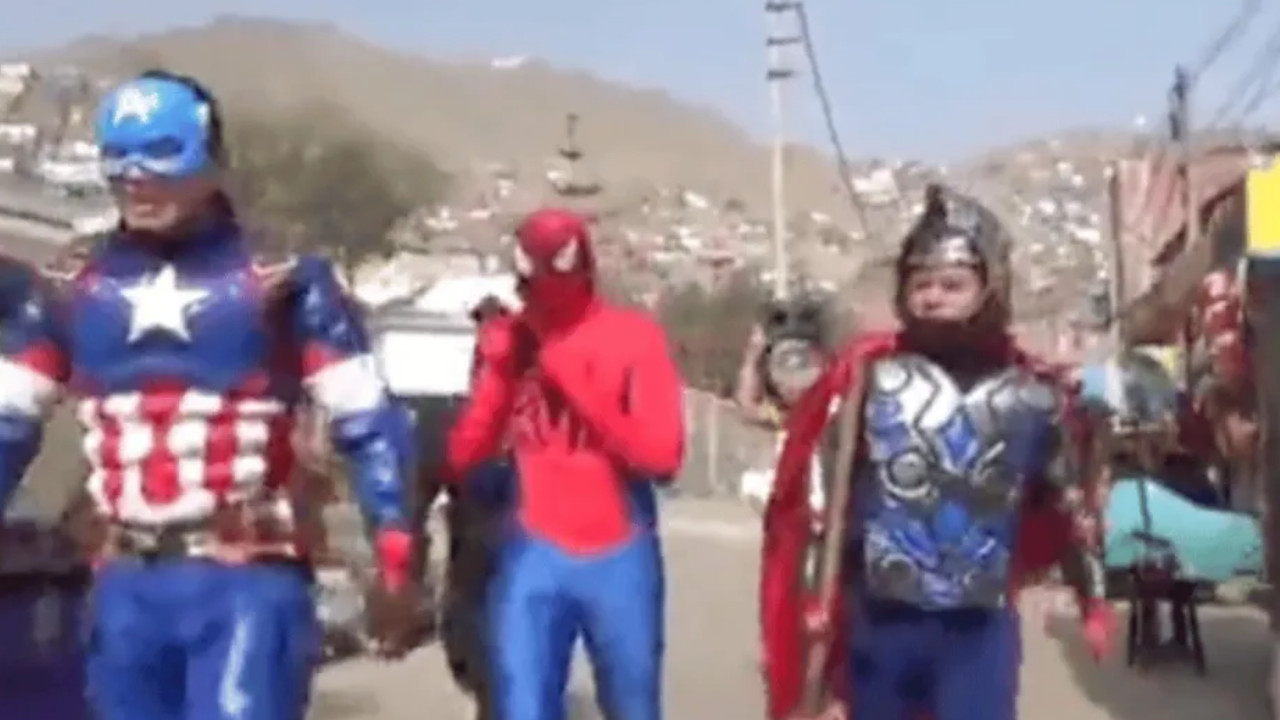 Policías se disfrazaron de los “Avengers” en operación antidrogas en Perú