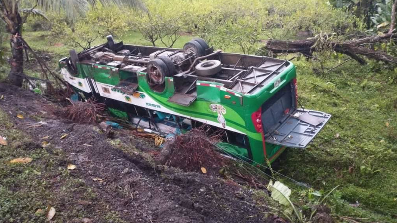 Un bus se volcó en la vía Medellín Urabá solo hubo personas heridas