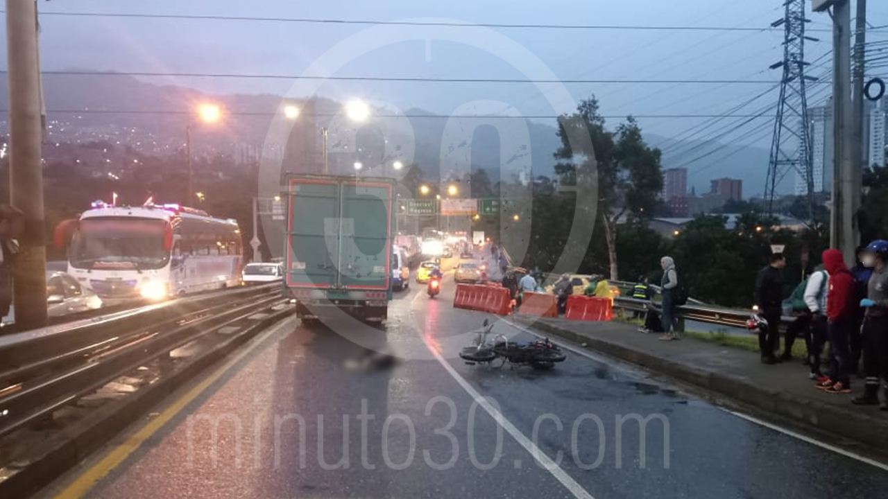 Un camión no alcanzó a frenar en Bello y mató a una joven venezolana