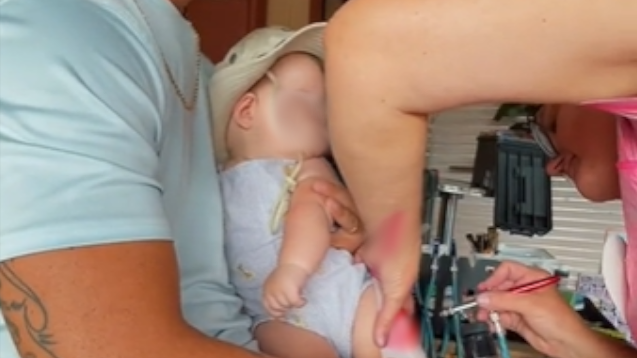 Usuarios en redes se muestran indignados por tatuaje hecho a un bebé de 6 meses