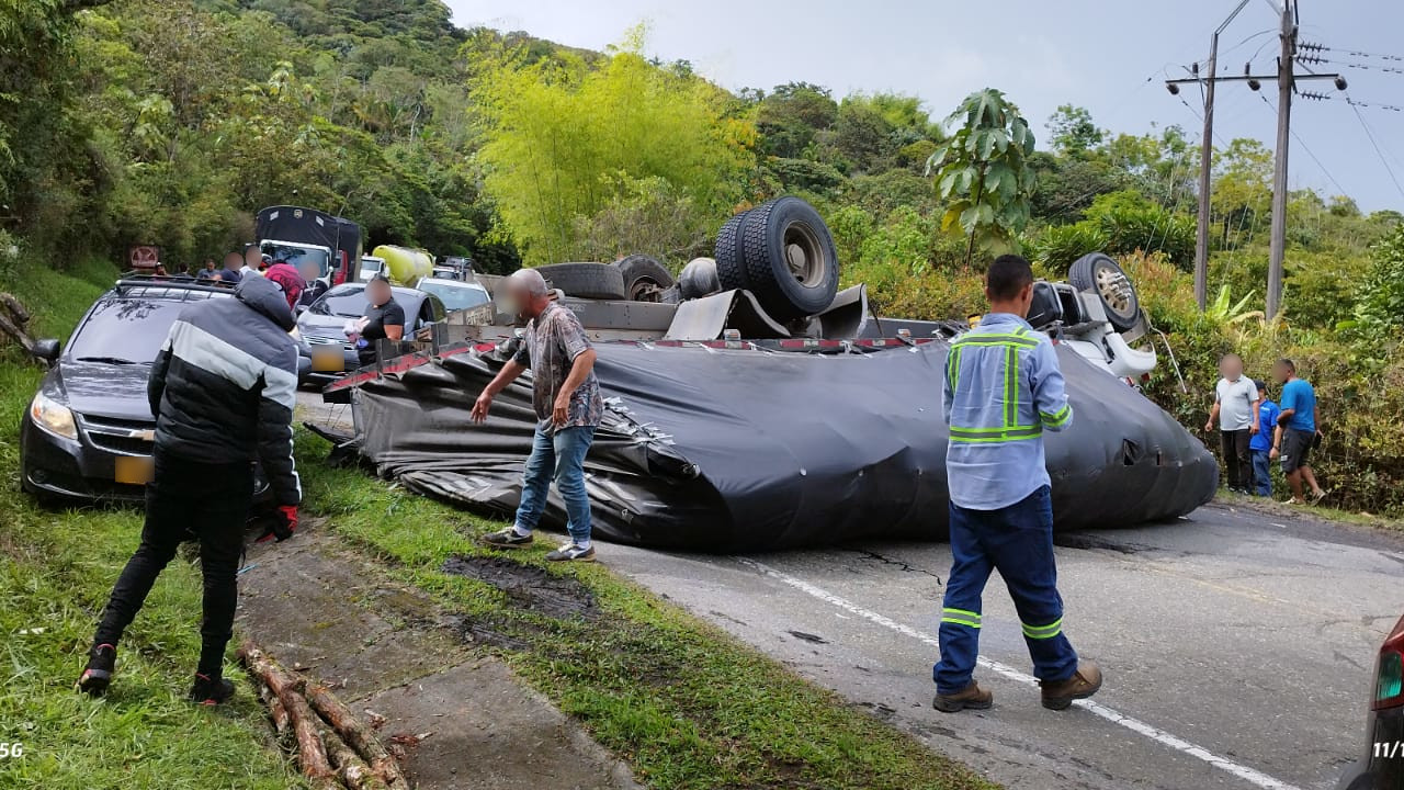 [Video] ¡Pilas! Hay paso a un carril en en la vía Medellín – Bogotá, a la altura de Cocorná