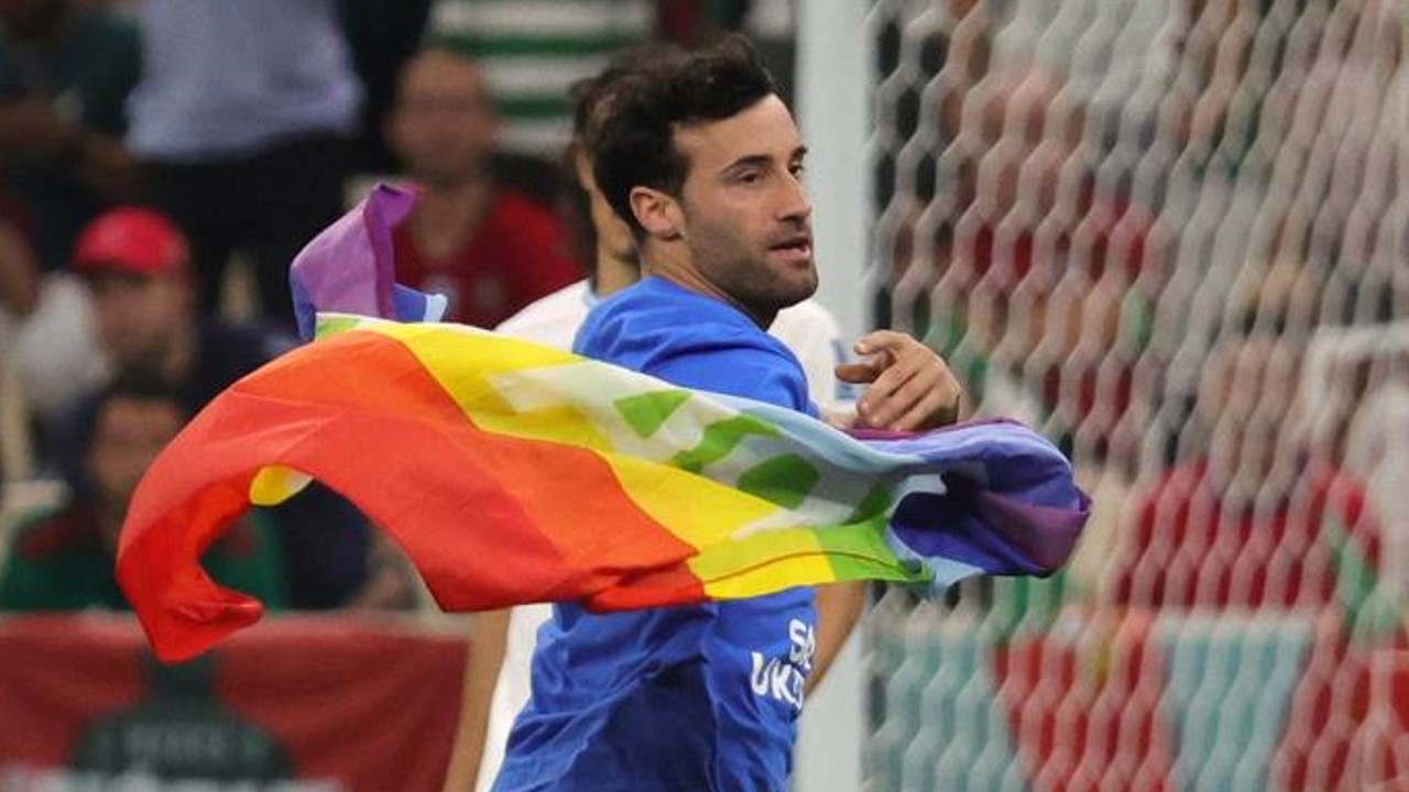 Libre y sin cargos el aficionado que saltó al campo en el Portugal-Uruguay con bandera arcoíris