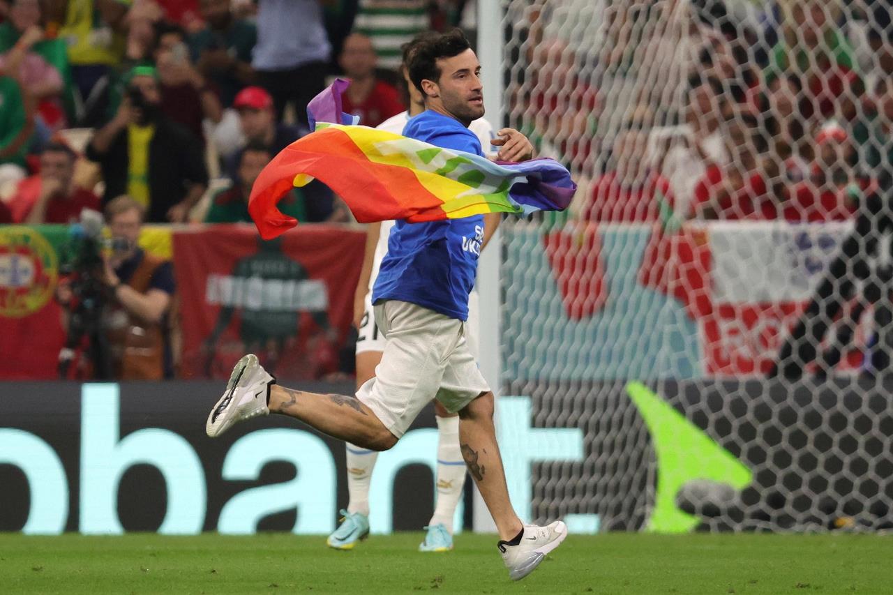 Libre y sin cargos el aficionado que saltó al campo en el Portugal-Uruguay con bandera arcoíris 2 bandera arcoiris