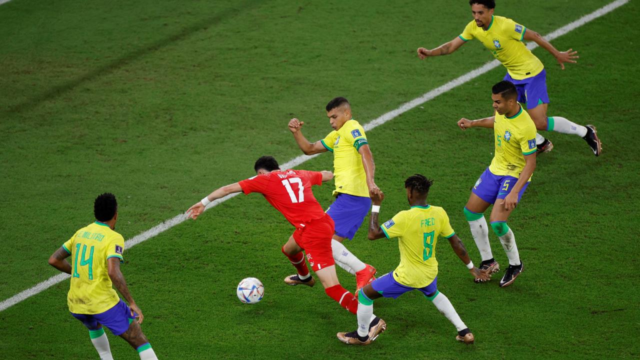 Brasil no logra superar a Suiza al descanso