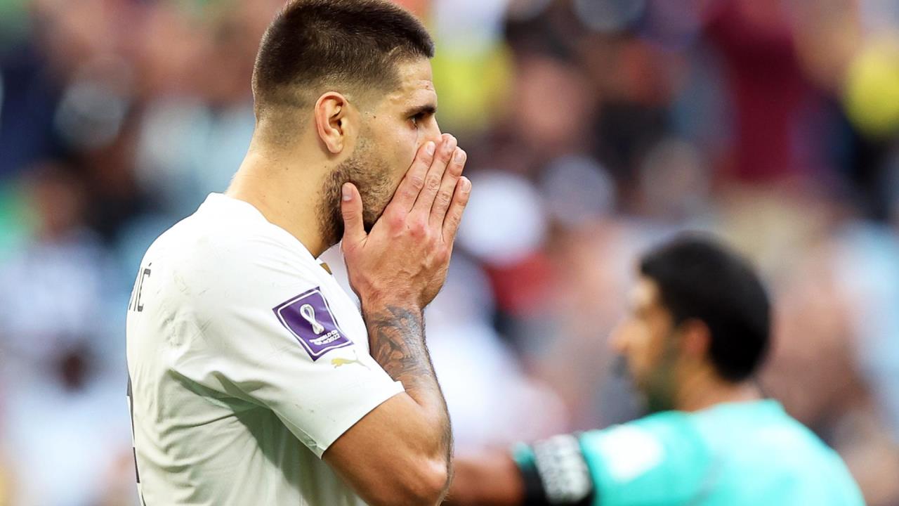 Camerún y Serbia empatan a locura