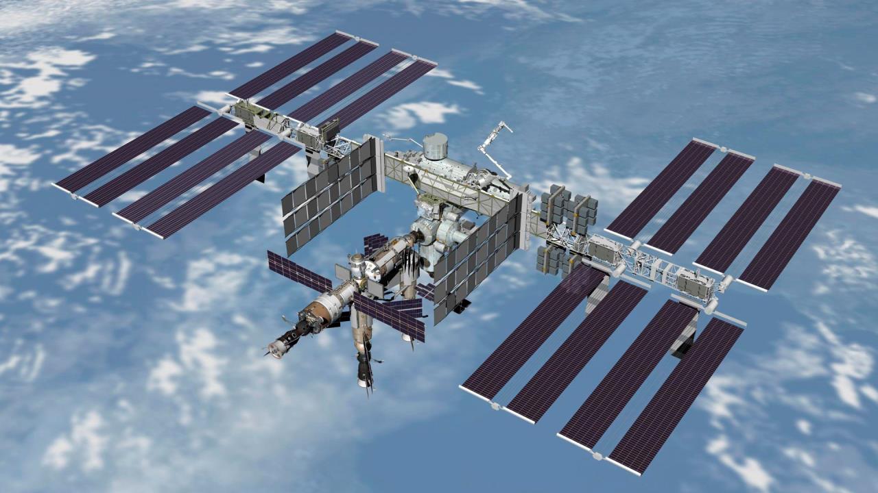 Suspenden caminata espacial tras problema con escafandra de cosmonauta ruso