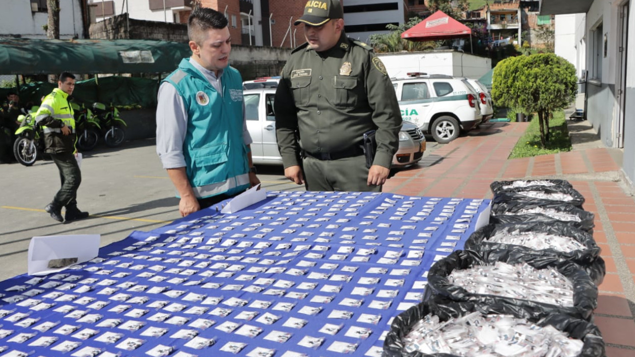 [Video] ¡Qué montón! Más de 6 mil bolsitas con 'perico' les quitaron a los 'jíbaros' en Caldas, Antioquia