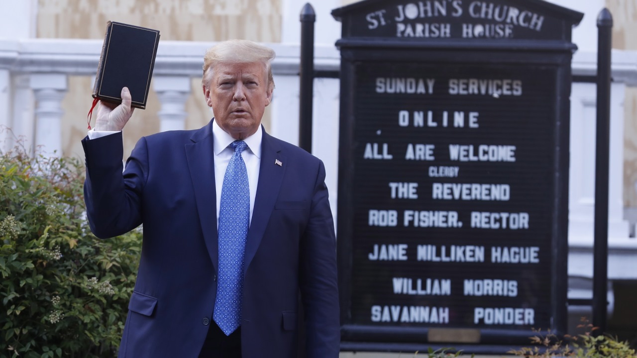 Medios hispanos tildan de preocupante la restauración de Twitter a Trump