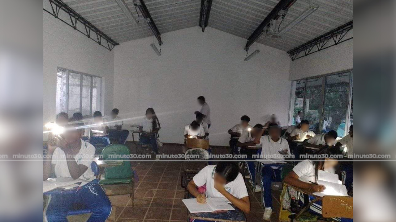 ¡El colmo! En un colegio antioqueño los estudiantes deben usar las linternas de sus celulares para poder escribir