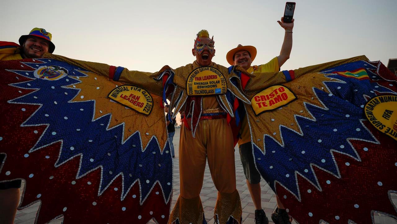 DOHA, 20/11/2022.- Aficionados en el estadio Al Khor donde se disputará el partido inaugural del Mundial Qatar 2022 entre las selecciones de Catar-Ecuador. EFE/ José Méndez