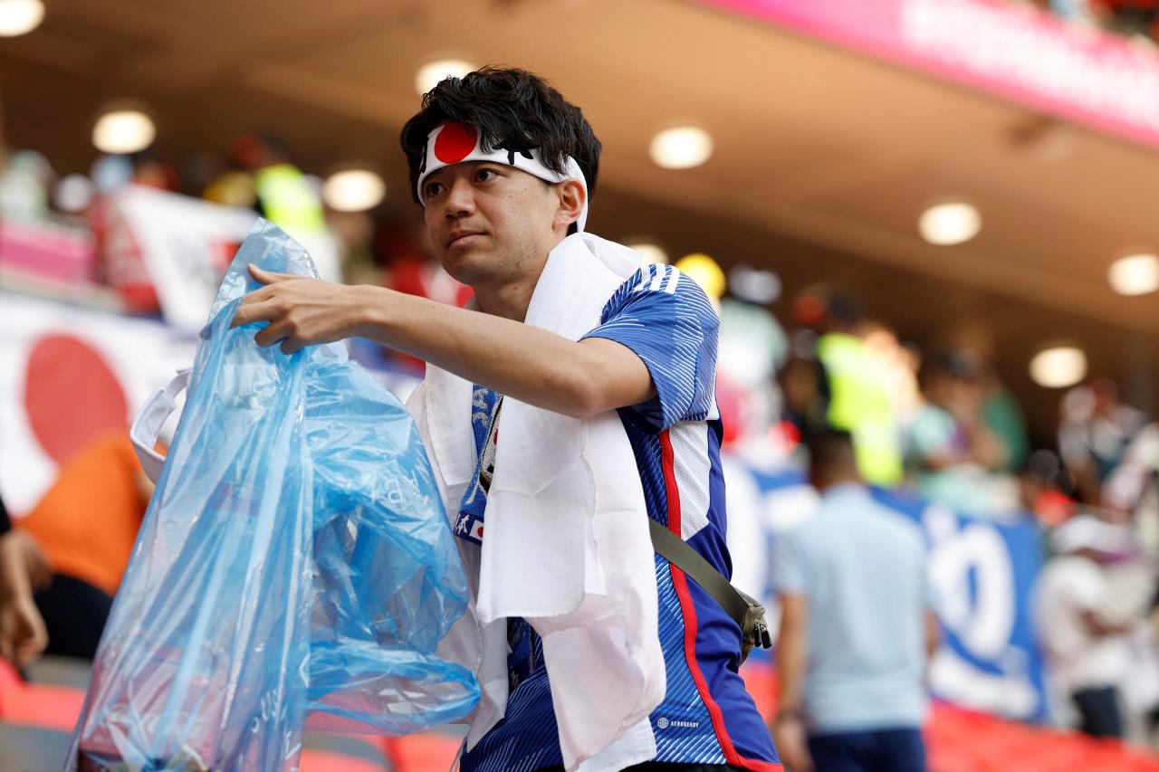 GALERIA DE FOTOS: Tras perder con Costa Rica, japoneses limpian estadio Áhmad Bin Ali 4 japon limpia estadio03