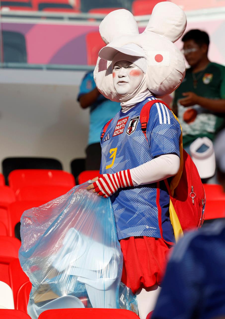 GALERIA DE FOTOS: Tras perder con Costa Rica, japoneses limpian estadio Áhmad Bin Ali 6 japon limpia estadio05