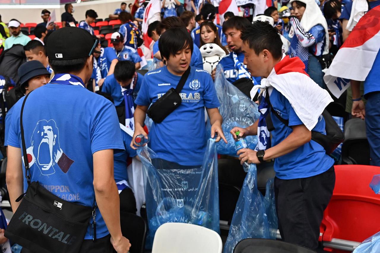 GALERIA DE FOTOS: Tras perder con Costa Rica, japoneses limpian estadio Áhmad Bin Ali 17 japon limpia estadio16