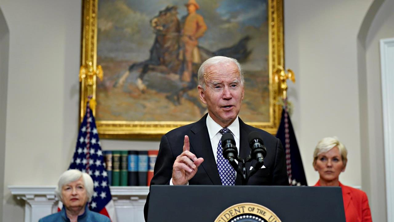 Biden propone impuestos al exceso de beneficios de las compañías petroleras