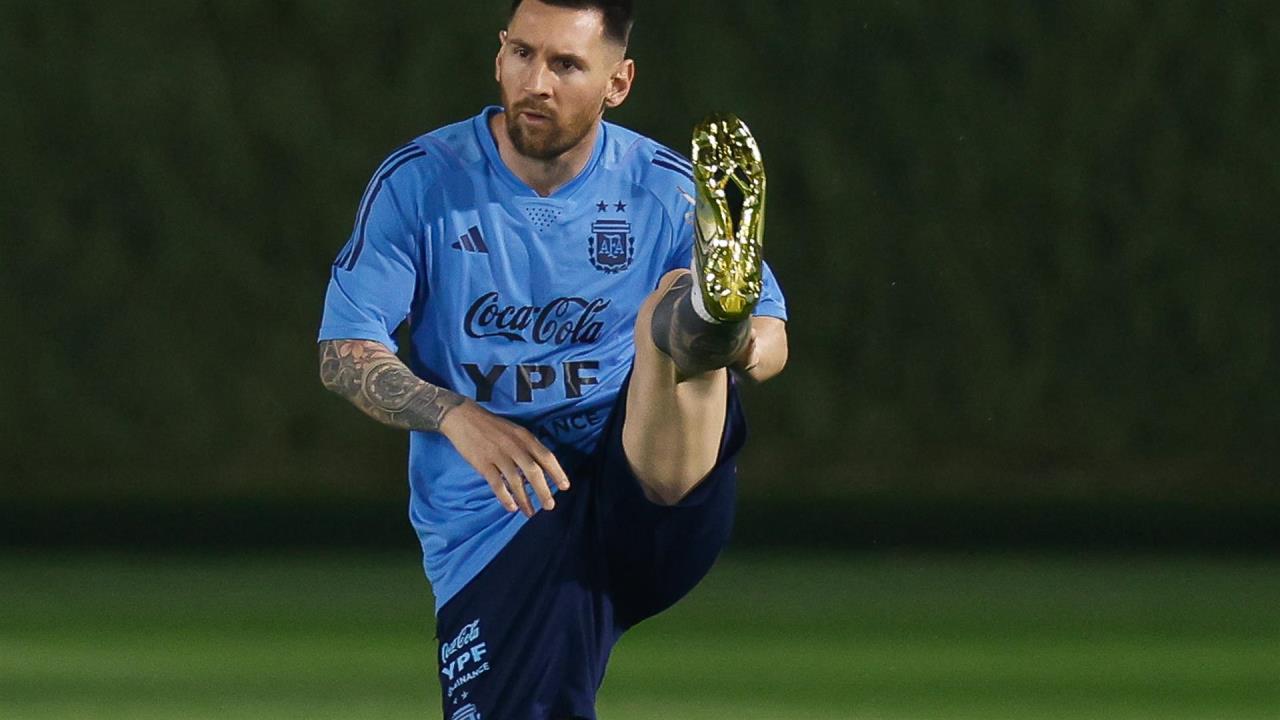 DOHA (CATAR), 19/11/2022.- El delantero de la selección argentina Lionel Messi calienta durante un entrenamiento del equipo en la Universida de Catar, en Doha, este sábado, mientras preparan su participación en el Mundial FIFA Qatar 2022. EFE/Juan Ignacio Roncoroni