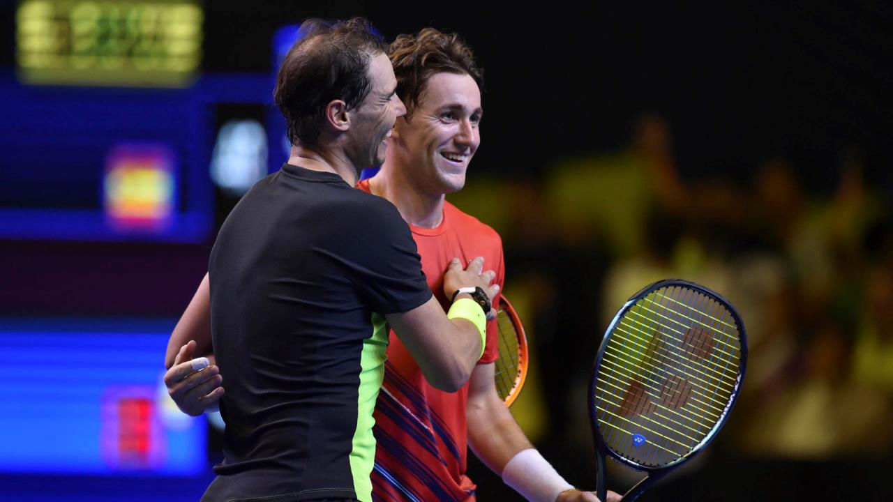 Nadal y Ruud se despiden de Brasil jugando con un balón en el aeropuerto