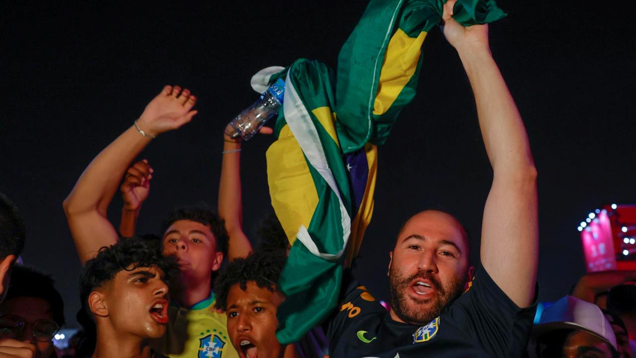 DOHA (CATAR), 19/11/2022.- Varios aficionados animan a la selección de Brasil mientras se divierten durante la inauguración del FIFA Fan Festival en Al Bidda, Doha (Catar), este sábado. El Mundial FIFA Qatar 2022 se disputará en el país árabe del 20 de noviembre al 18 de diciembre. EFE/Juanjo Martín
