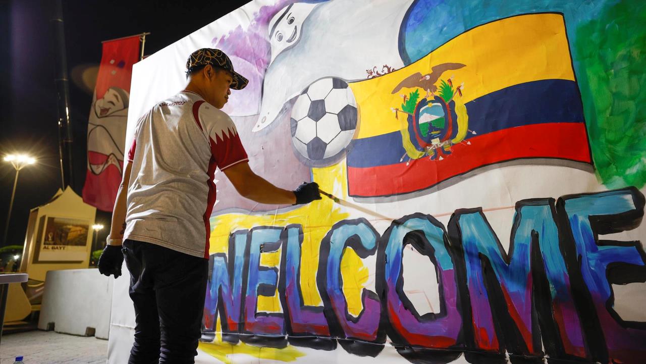 DOHA, 20/11/2022.- Aficionados llegan al estadio Al Khor donde se disputará el partido inaugural del Mundial Qatar 2022 entre las selecciones de Catar-Ecuador. EFE/ José Méndez