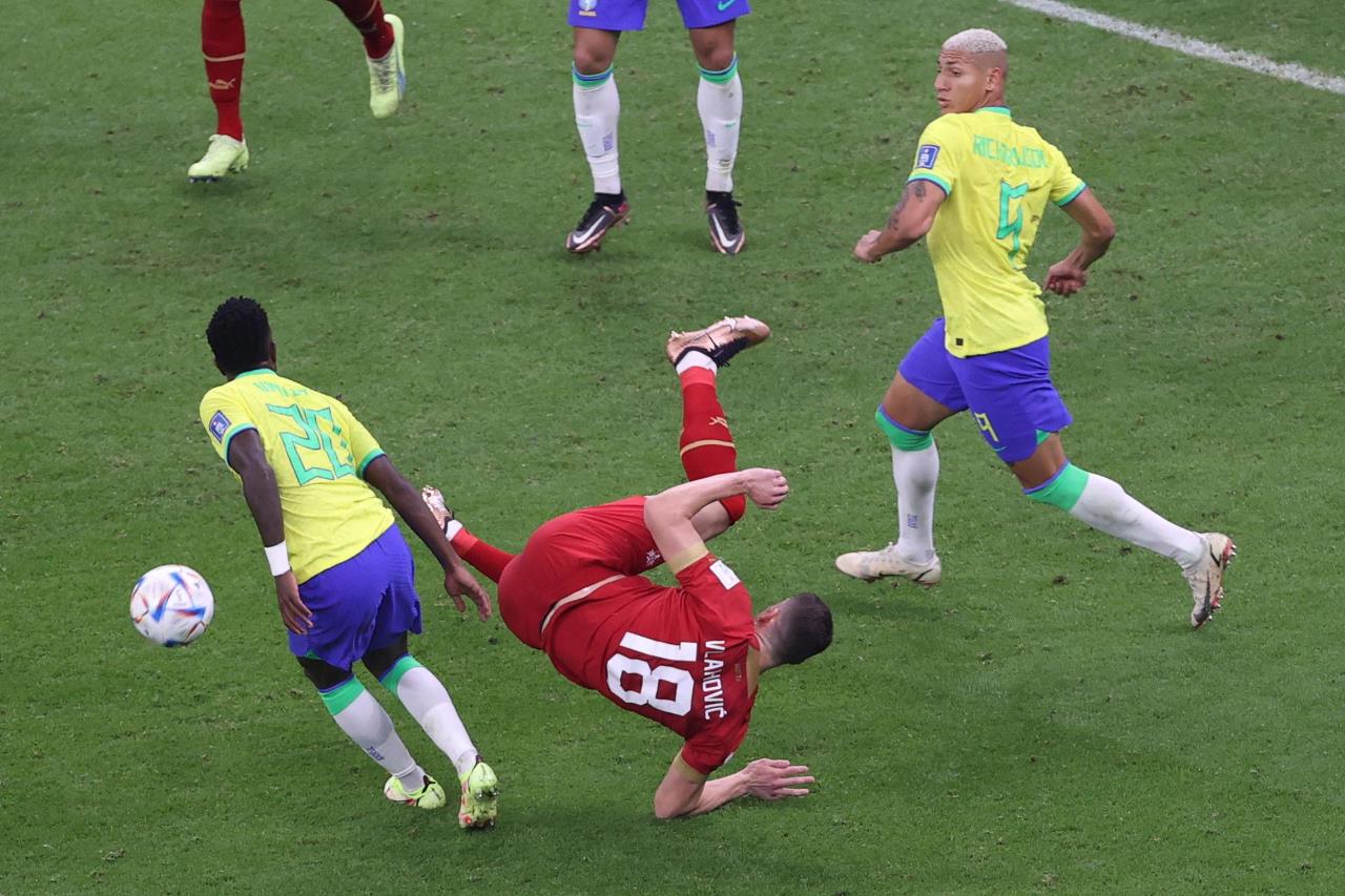 FOTOS: ¡Soñaban con "aguarle" la fiesta a Brasil! La 'tapada' Serbia, destapada por la pentacampeona 3 serbia brasil3