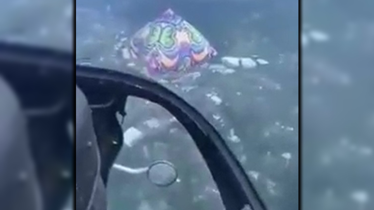 ¡Qué peligro! Un globo se le atravesó a un piloto en Medellín