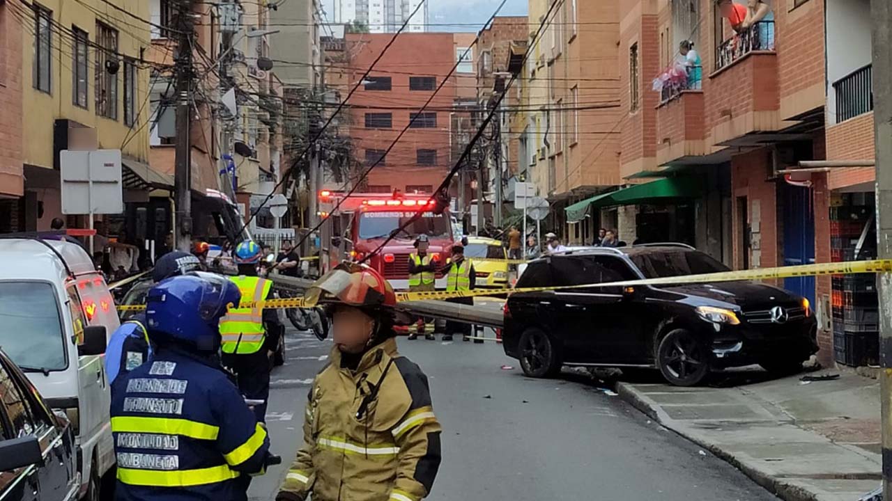 ¡Qué ‘tiestazo’! Un carro se chocó contra un poste, ocurrió en Sabaneta