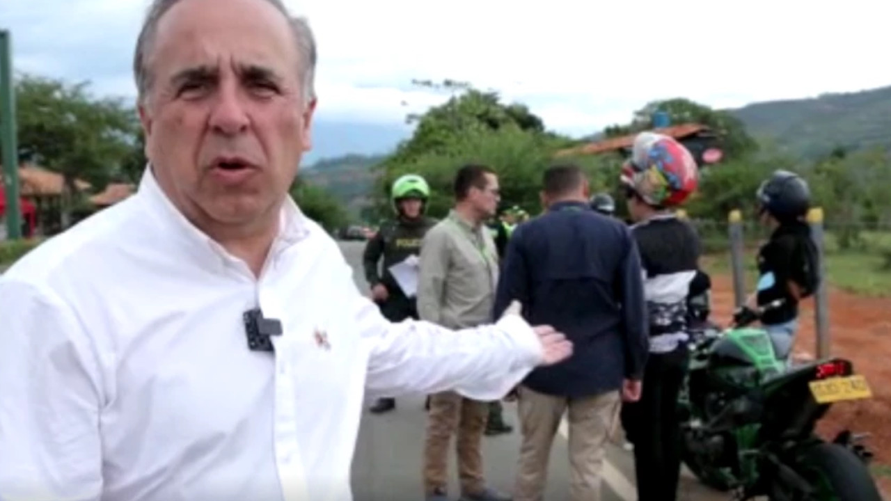 Escolta del ministro de transporte sufrió accidente por imprudencia de motociclistas en Santander