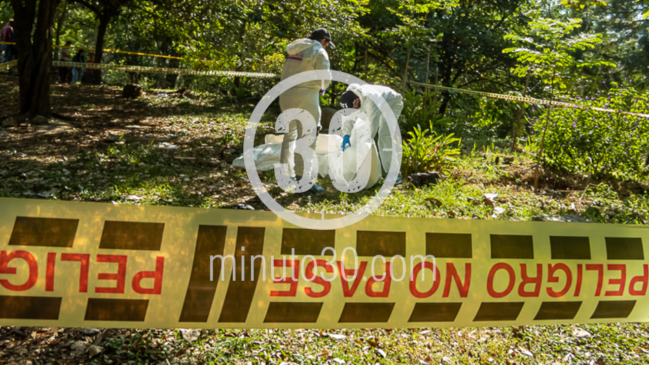 [VIDEO] ¡Aterrador! Encuentran un cuerpo doblado y embolsado en la Autopista Norte, Copacabana