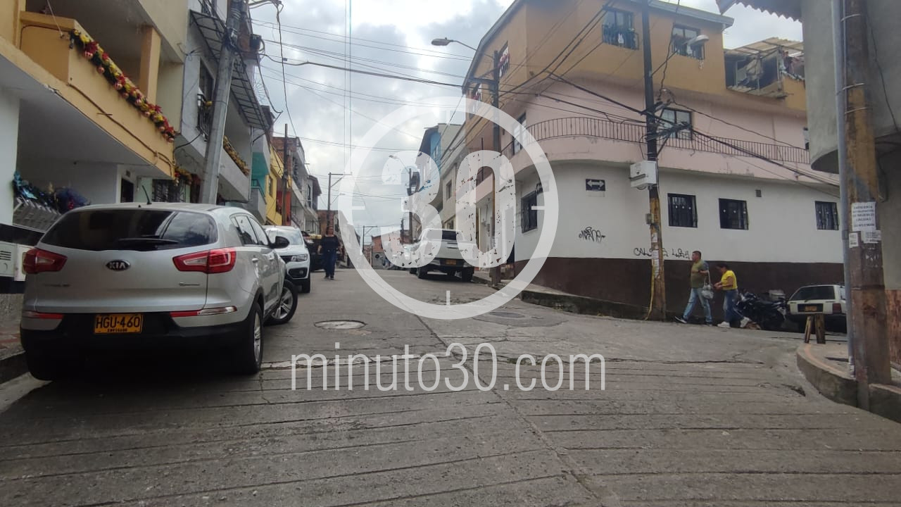 En la madrugada de este domingo, 25 de diciembre, un joven de 25 años, fue asesinado en el municipio de Caldas Según primeros reportes, la víctima identificada como David C; días anteriores habría recibido una advertencia por parte de sicarios cuando la puerta de su casa recibió varios disparos. A las 2 de la madrugada, David quien se desempeñaba como cerrajero fue hallado tendido sobre la mitad de una calle con 7 disparos en varios sectores de su cuerpo. Por el momento se pudo conocer que las autoridades ya iniciaron las investigaciones para esclarecer el crimen y determinar a los culpables.